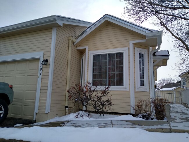 Building Photo - Super 2 Bedroom 2 Bath Townhome with 2 Car...