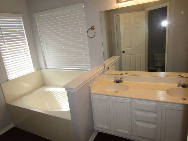 Building Photo - 14704 Noya Dr