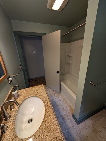 Main floor full bathroom - 37 Sangamon Rd