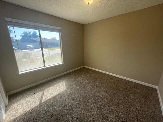 Building Photo - Single story located in East Modesto neighborhood!