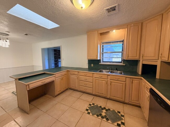 Building Photo - 1323 SE Clover Ln