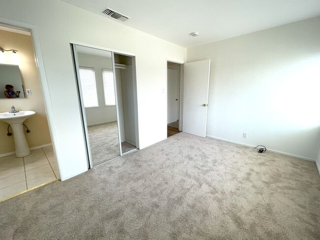 Building Photo - 3 bedroom immaculate home in Southwest Tor...