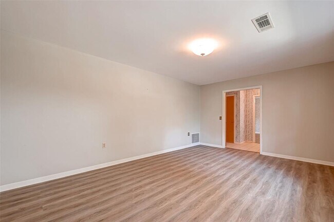 Building Photo - 16711 US-90 ALT