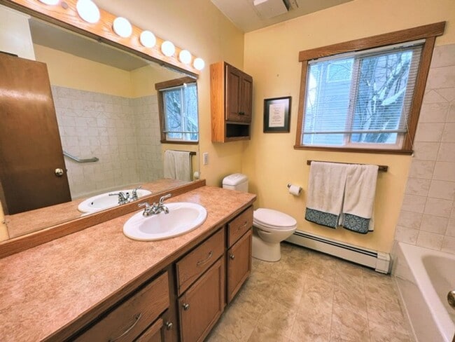 Building Photo - Spacious Midtown Two Bedroom with Utilitie...