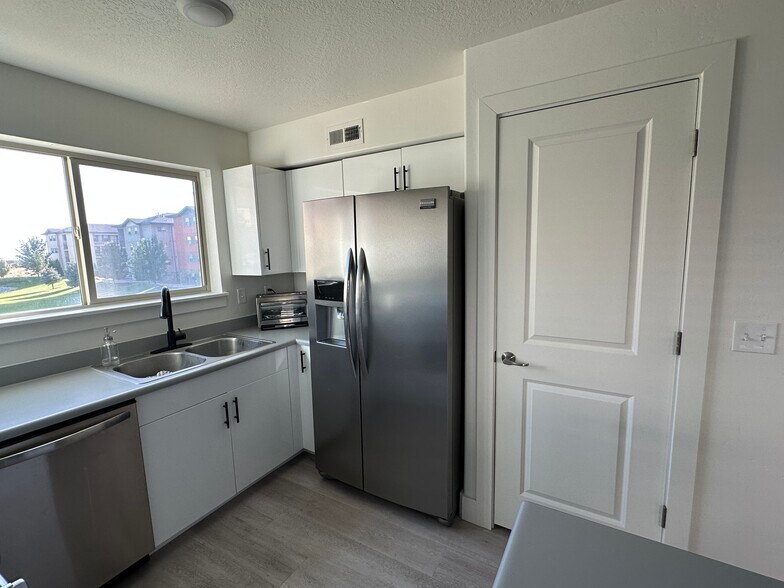 Building Photo - 1055 W 1033 N