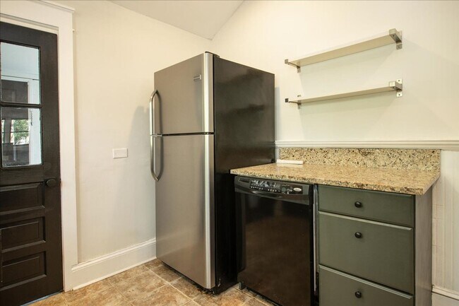 Building Photo - Beautifully Renovated 2/1 in Desirable Gra...
