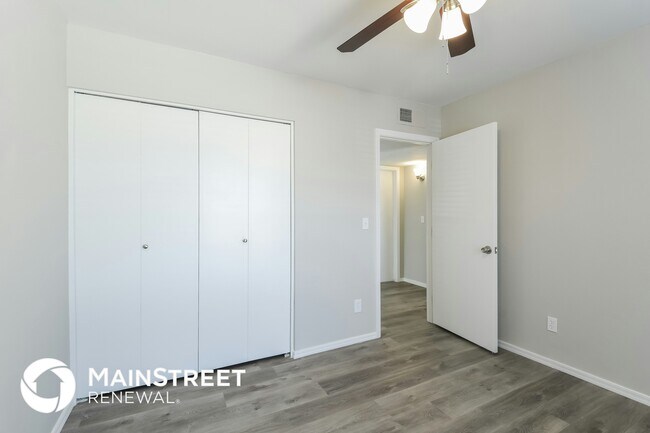 Building Photo - 5643 W Sunnyside Dr