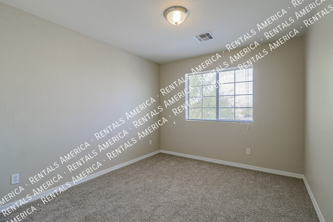 Building Photo - $500 off the 1st full month's rent with a ...