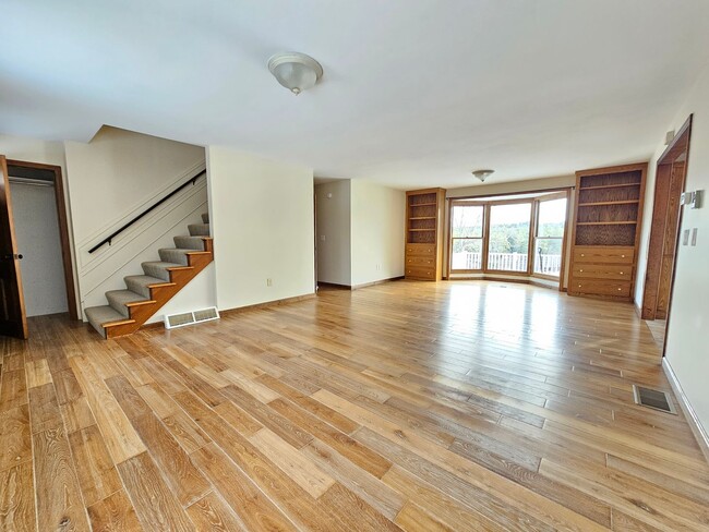 Building Photo - 4 Bedroom, 2.5 Bath House for Rent