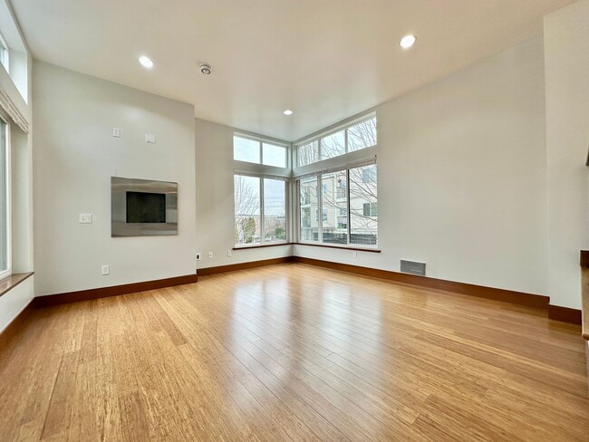 Building Photo - Modern 3-Bedroom Townhome with Stunning Ro...