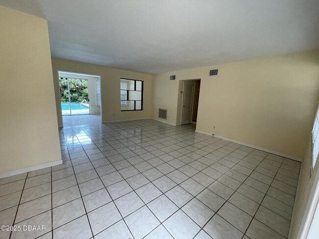 Building Photo - 525 Tarragona Way