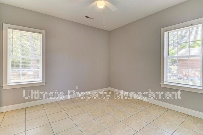 Building Photo - 220 Rose Ave