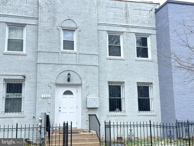 Building Photo - 1246 Queen St NE