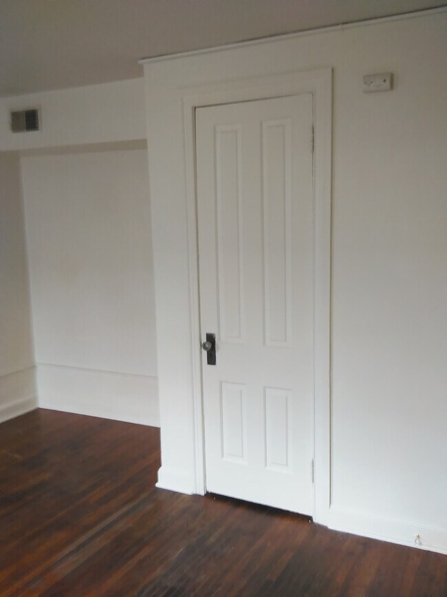 Building Photo - Video in pictures! 3rd Floor 1 Bedroom in Downtown York