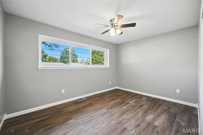 Building Photo - Updated Florissant Home!