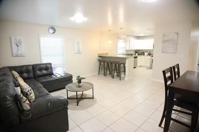 Building Photo - 826 N Lincoln Ave