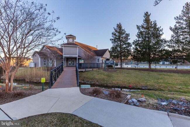 Building Photo - 6547 Clubhouse Dr