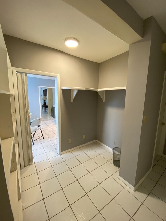 Building Photo - 5 Bed/3 Bath UC Rental Located on McMillan...