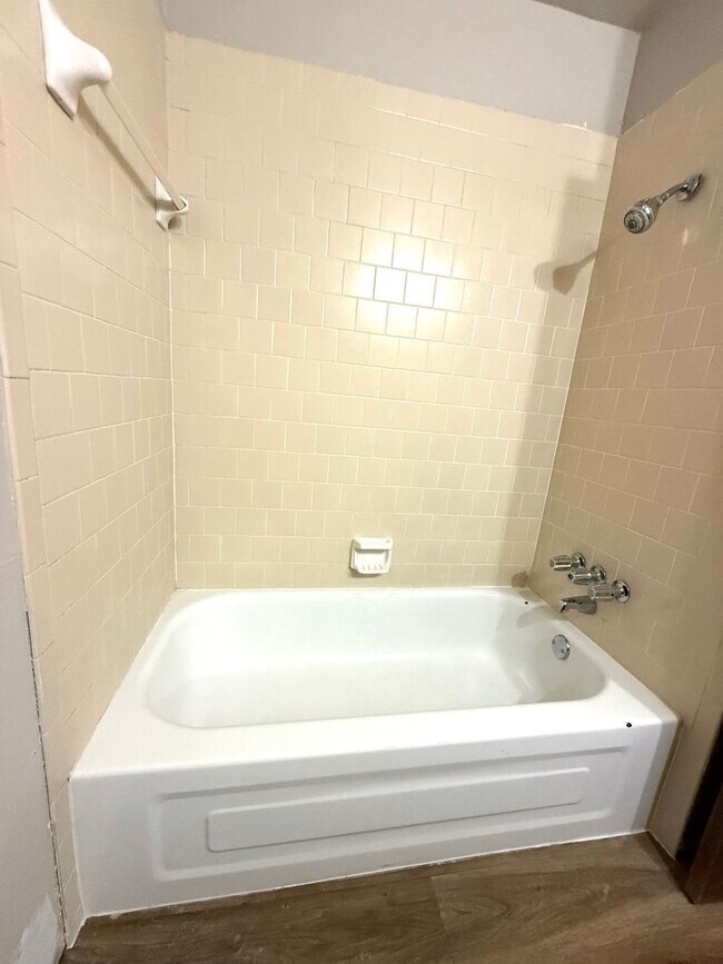 Building Photo - Complete new remodel 3-2-2 home off Broadw...