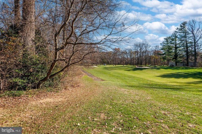 Building Photo - 2057 Golf Course Dr