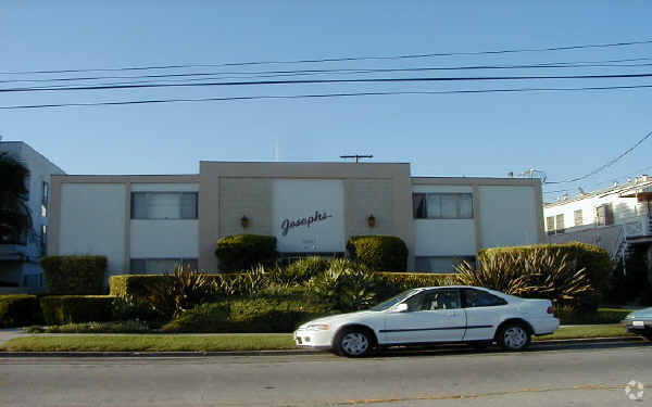 Building Photo - 10851 Moorpark St