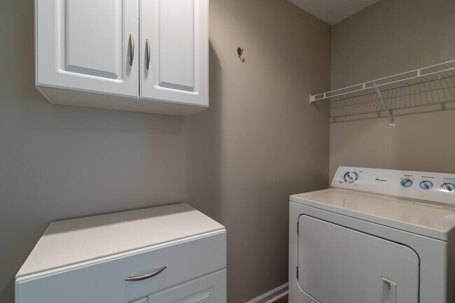 Building Photo - 3733 Moseley Dr