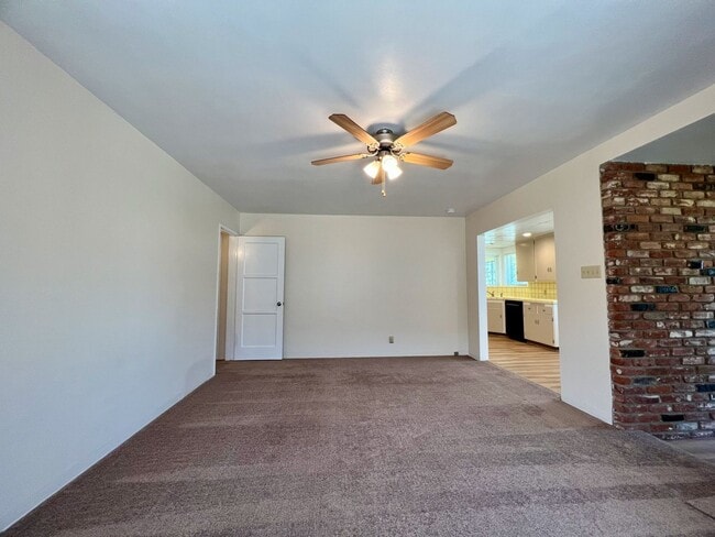 Building Photo - Large 3 Bedroom 2 Bath Home