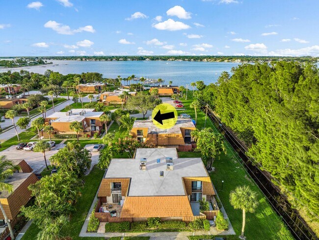 Building Photo - 825 Center St