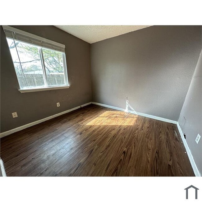 Building Photo - 2 Bedroom, 1 bathroom