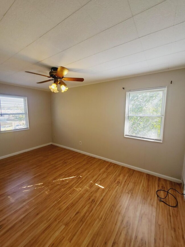 Building Photo - 3 Bed, 1 Bath Townhouse with Fenced Yard, ...