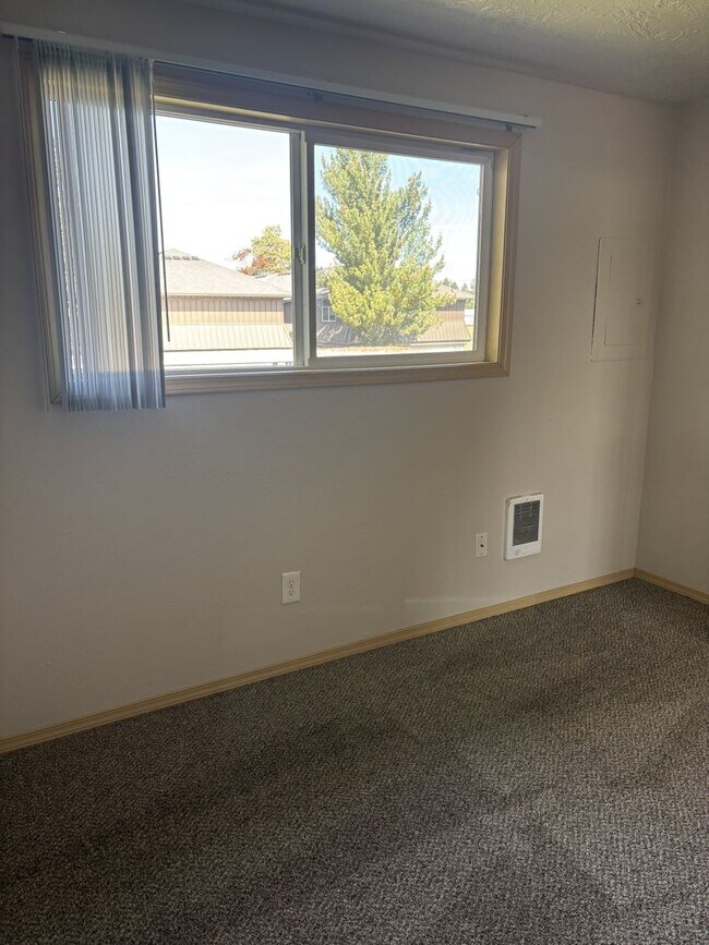 Building Photo - 1ST FULL MONTH'S RENT FREE Pet-friendly Townhouse Near Parks and Downtown Newberg  Showings Start...
