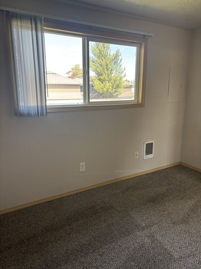 Building Photo - REDUCED RENT & 1ST  FULL  MONTH'S  RENT  FREE  |  Pets Welcome!  |  NO monthly Pet Rent