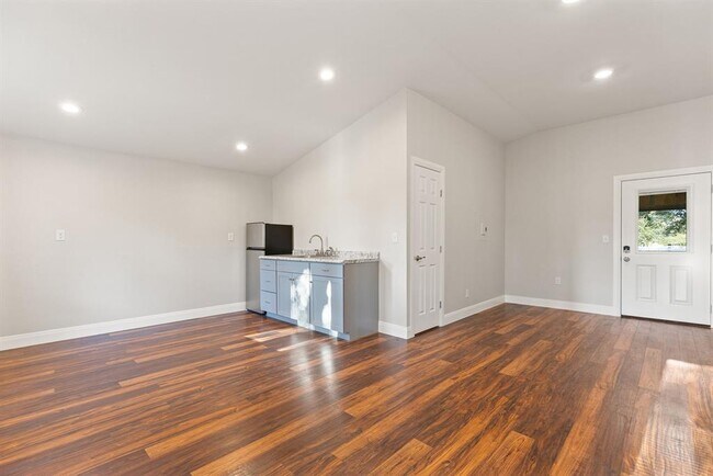 Building Photo - 704 Ridgmar Rd