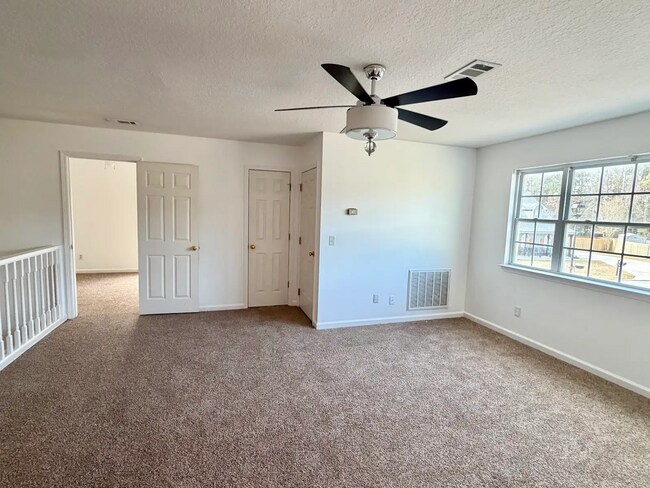 Building Photo - Spacious 5-bedroom, 3-bath home!