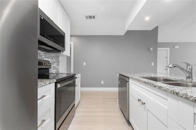 Building Photo - 2727 N Poinciana Blvd