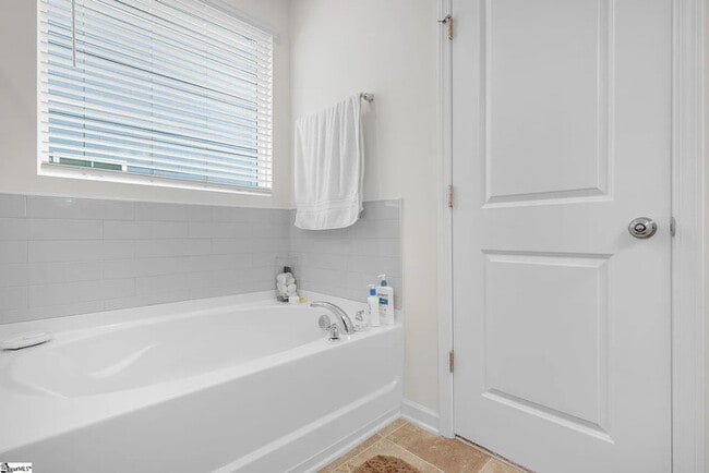 Building Photo - 3 Bedrooms 2 Bathrooms