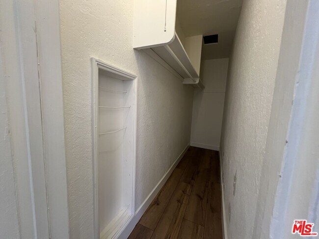 Building Photo - 4956 S San Vicente Blvd