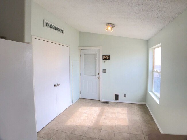 Building Photo - 4 bedroom home in Moriarty. Country Living! Close to I-40.