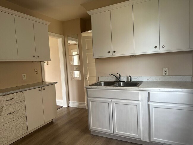 Building Photo - SINGLE FAMIKY FOR RENT IN MAPLEWOOD LOCATION !
