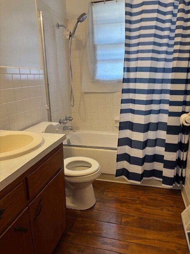 Building Photo - 2 BEDROOM 4- PLEX, NEWER FLOORING, FRESH PAINT, CLEAN AND QUIET.