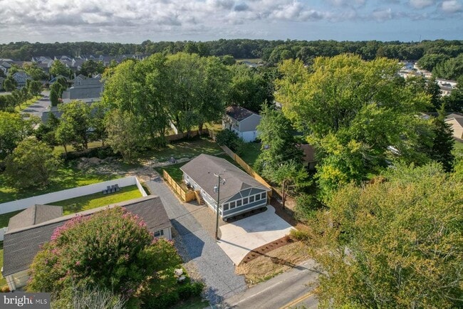 Building Photo - 705 Country Club Rd