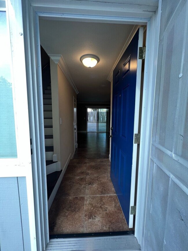 Building Photo - 2 Bedroom / 1 Bathroom Townhome in Bay Point