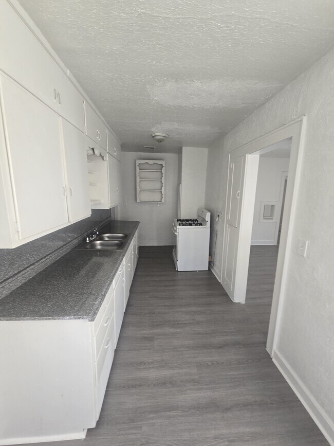 Building Photo - 2200 N Kelham Ave