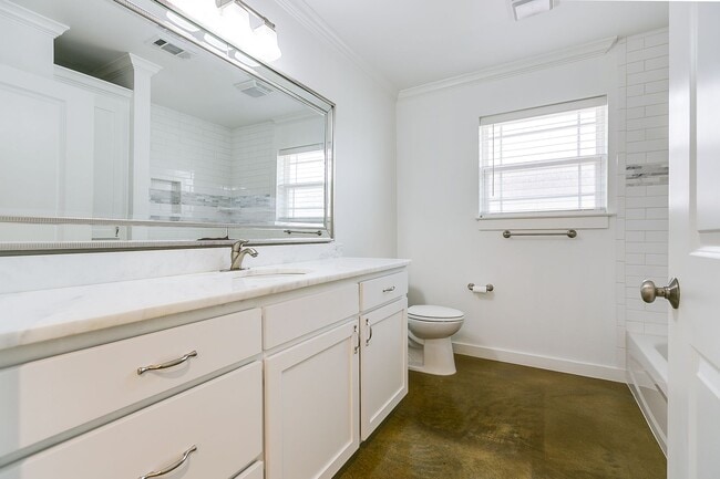 Building Photo - 5918 Southampton Pl