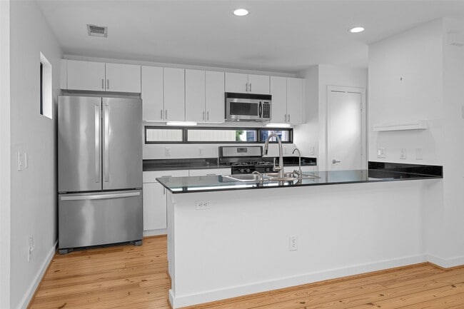 Building Photo - 5105 Lillian St