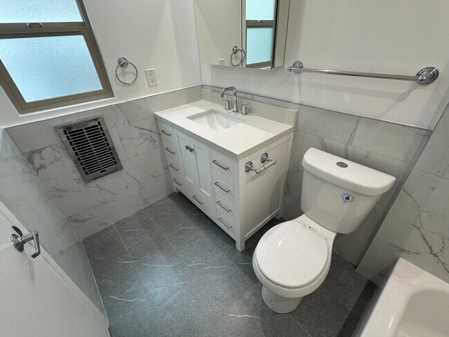 Building Photo - 1262 Granville Ave