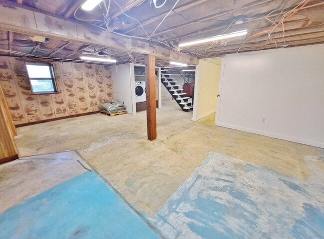 Building Photo - 3 Bed / 1-1/2 Bath Single Family Home