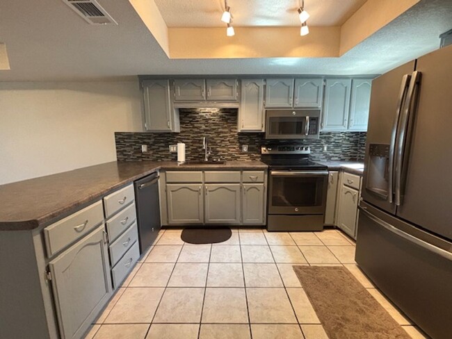 Building Photo - 2 Bedroom - 2 Bath Condo