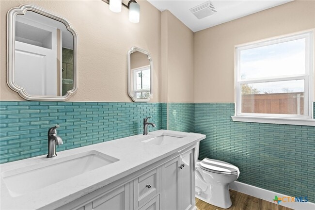 Building Photo - 209 W Victory Ave