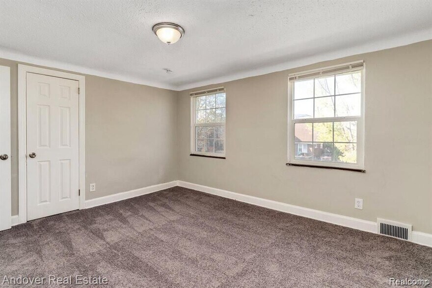 Building Photo - 5574 Buckingham